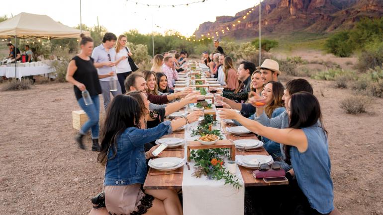 以沙漠黄昏景致为背景，在梅萨附近享用 Cloth＆Flame 美味晚餐