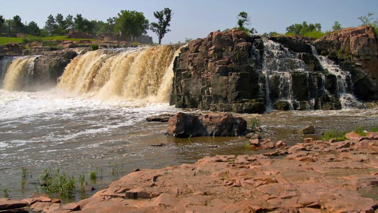 飞流直下的瀑布 飞流直下的瀑布