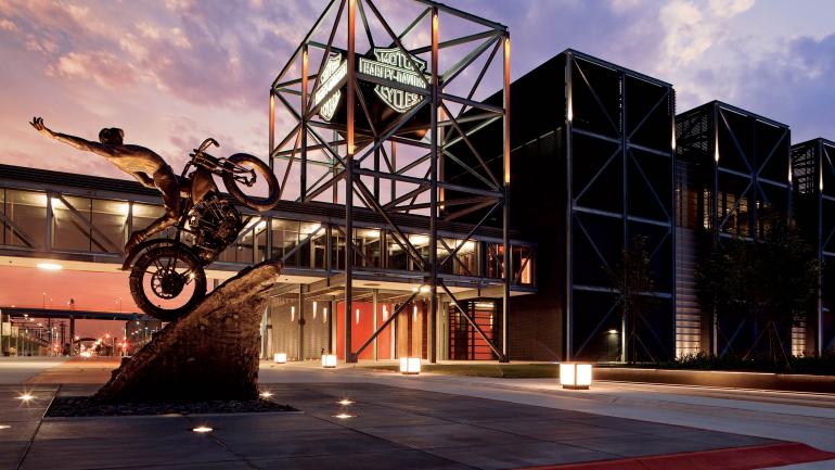 哈雷博物馆外的爬坡雕塑