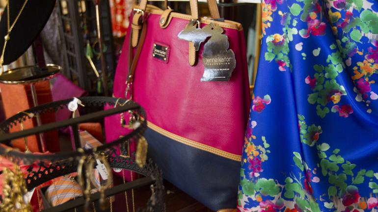 兰辛老城许多商贩都售卖五彩缤纷的物件