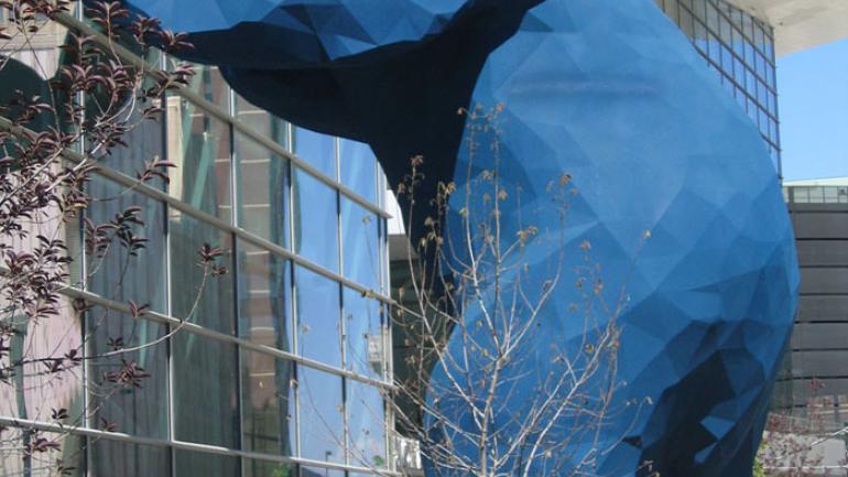 市中心著名的蓝熊雕塑