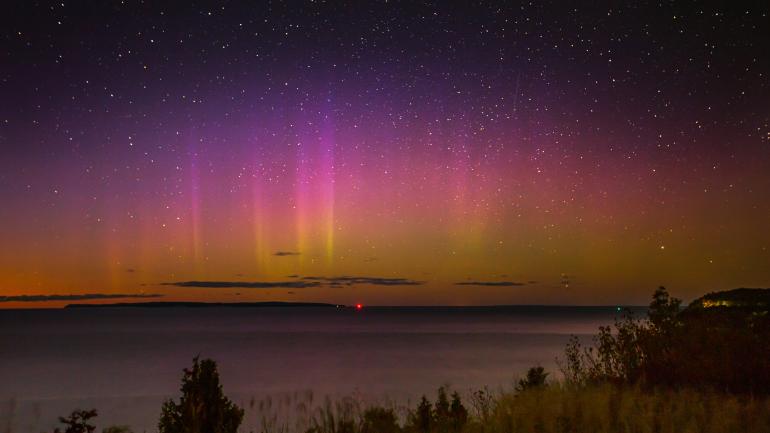 粉黄色的北极光 粉黄色的北极光