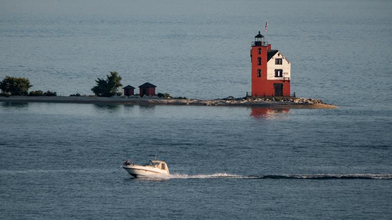一艘快艇停在麦基诺岛附近的水域 一艘快艇停在麦基诺岛附近的水域