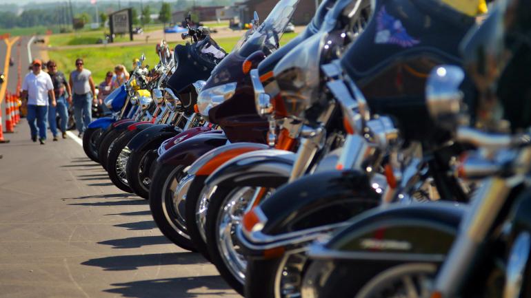 哈雷之夜的上百架哈雷整齐排列 哈雷之夜的上百架哈雷整齐排列