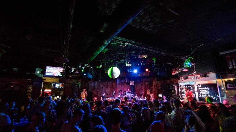 印第安那波利斯市内的夜晚现场音乐表演