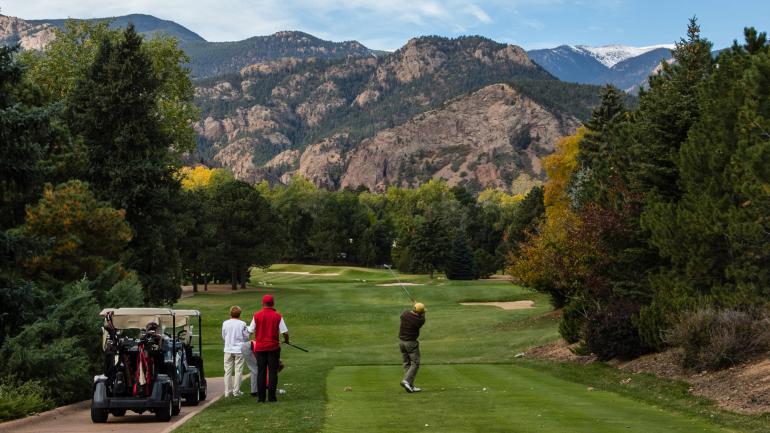 在球场挥杆 在球场挥杆