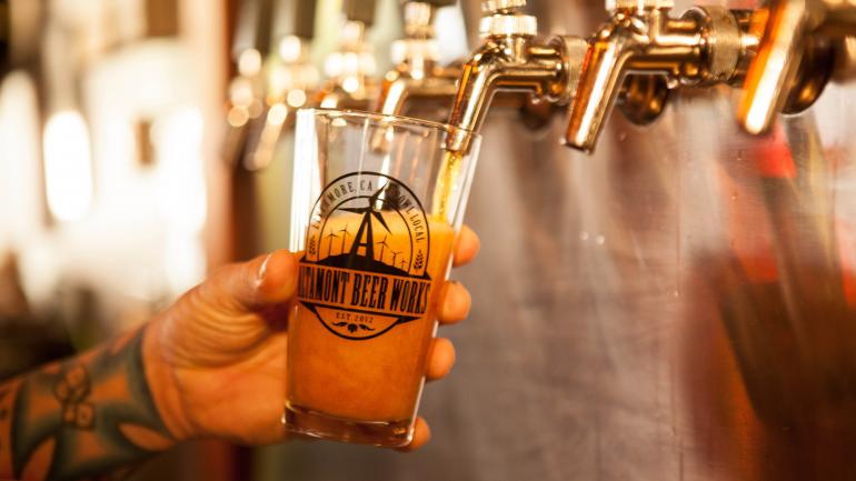 酒保正在为客人准备新鲜的啤酒