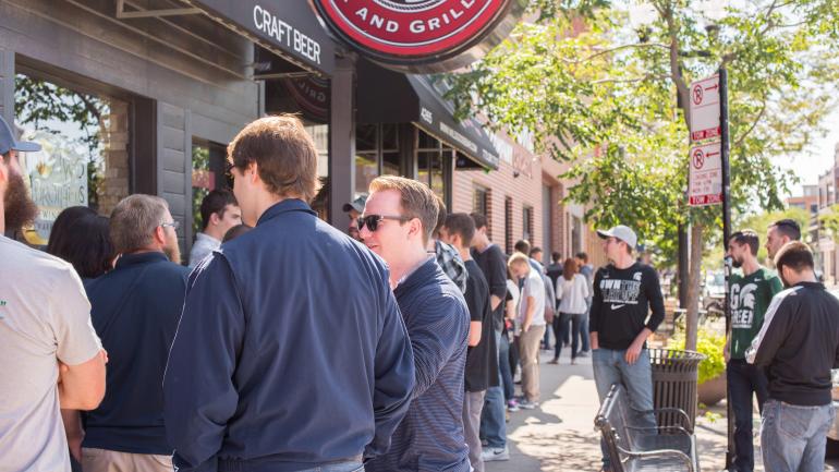 在半亩地啤酒工厂，人们排队等参加啤酒节狂欢