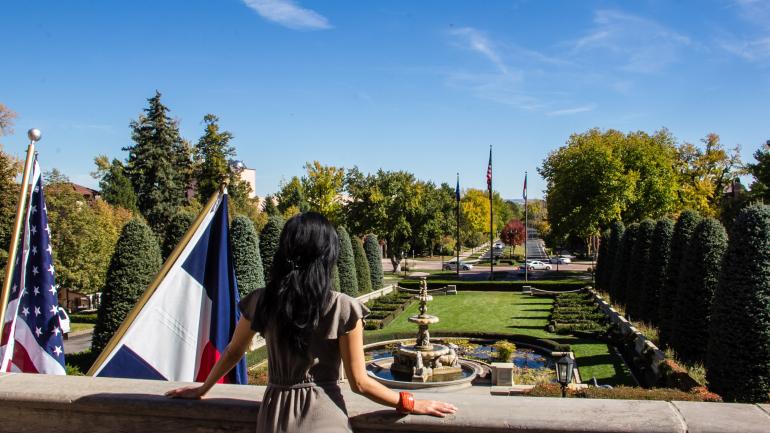 在度假村中漂亮的花园放松身心