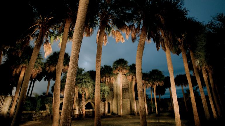 夜幕下亨廷顿海滩州立公园的帕利斯岛