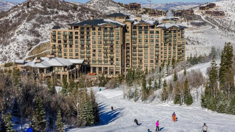 滑雪爱好者们从鹿谷的坡道上冲下