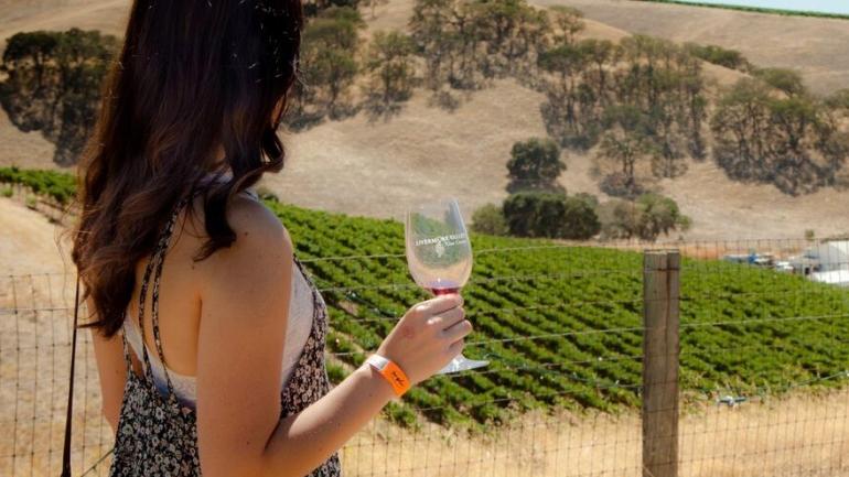 一位女子正在品尝当地美酒