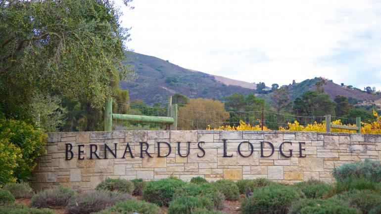 Bernardus酒庄度假村的标志