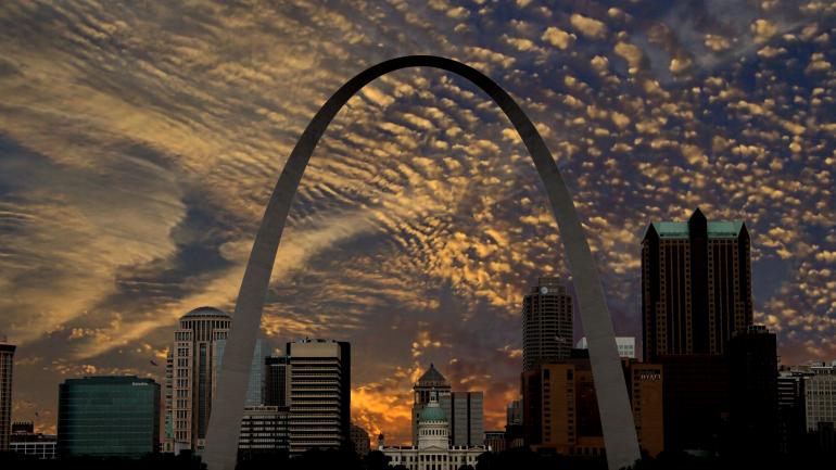 大拱门高耸在圣路易斯的天际线上