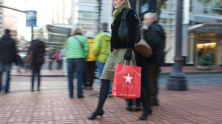 一位女子在先锋购物中心满载而归 一位女子在先锋购物中心满载而归