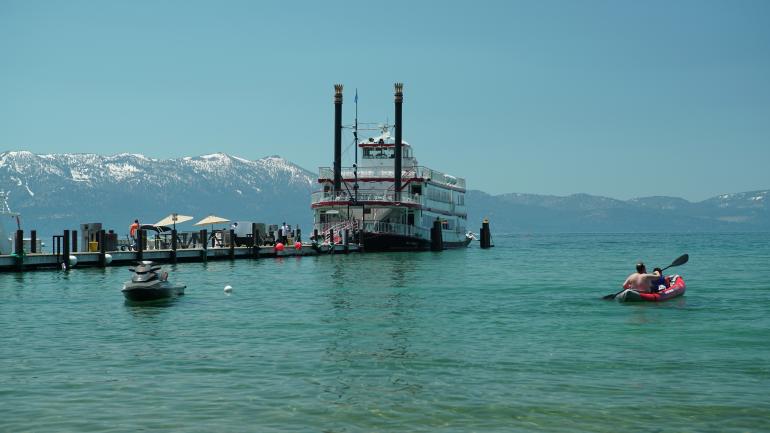 狄克西二世女士号停泊在度假村 狄克西二世女士号停泊在度假村
