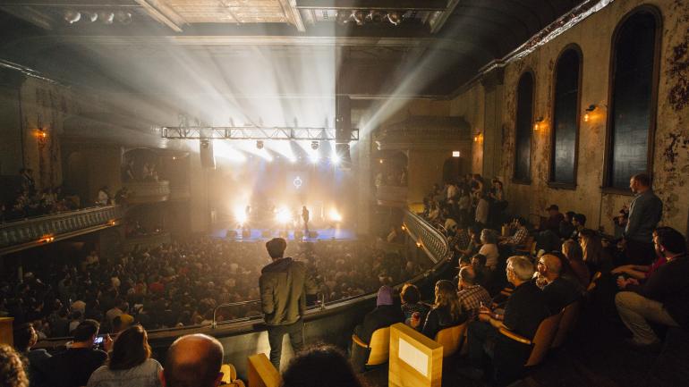 在芝加哥剧院的一场现场演唱会