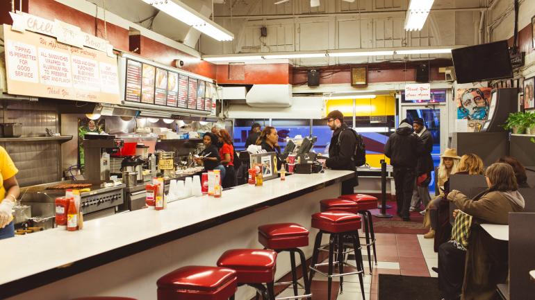 在Ben's Chili Bowl点一份蒸面包热狗加自制辣酱