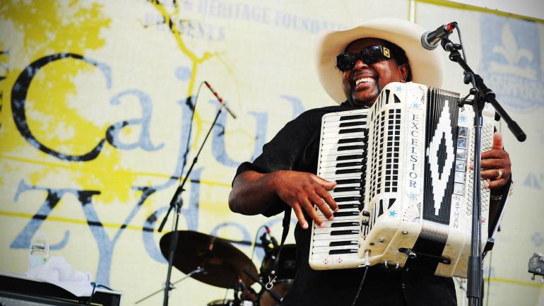 尼森威廉姆斯正在卡津柴迪克音乐节上演奏柴迪克舞曲,一种手风琴的音乐派别 尼森威廉姆斯正在卡津柴迪克音乐节上演奏柴迪克舞曲,一种手风琴的音乐派别