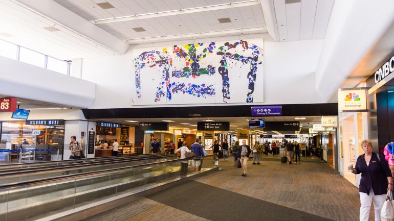 机场里商铺林立