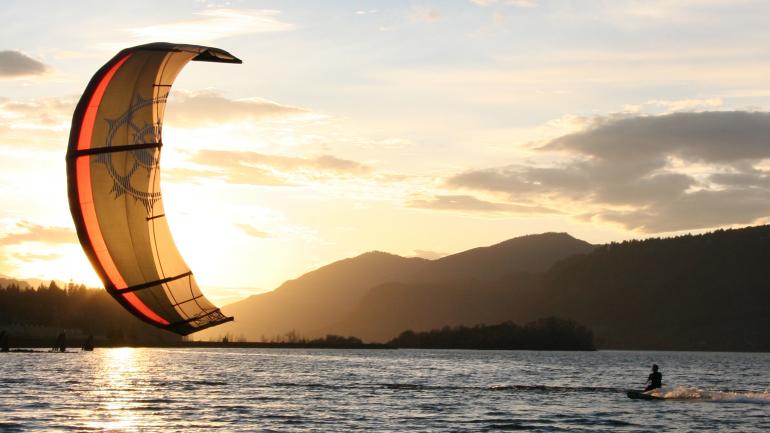 一艘在胡德河上的帆船