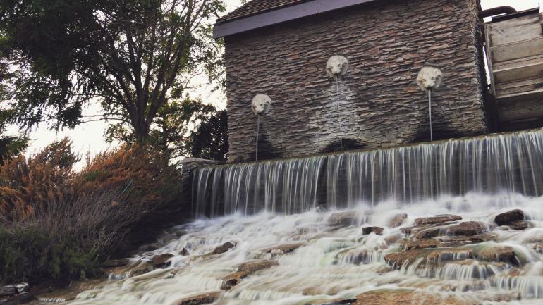 加州州立大学校园内的瀑布