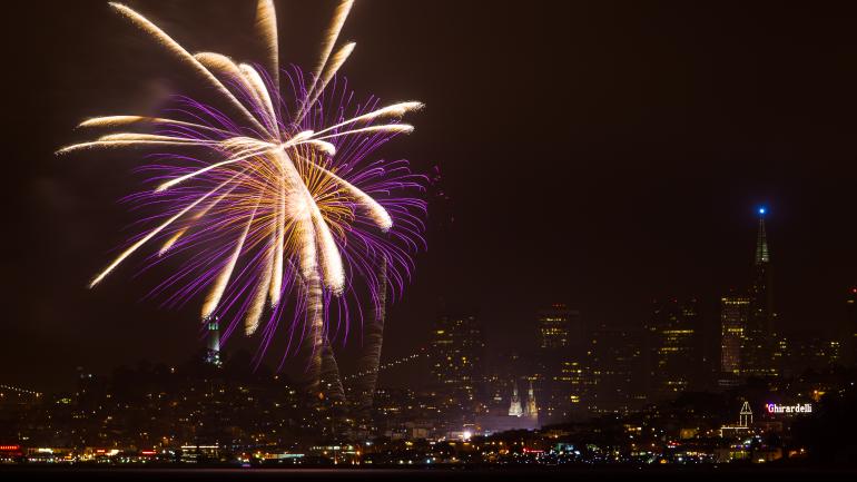 烟花绽放点亮夜空