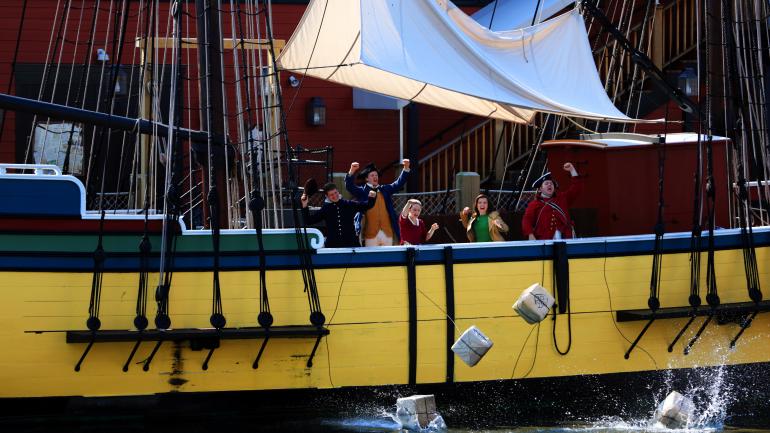 坐上这艘仿真的船带你重温波士顿倾茶事件