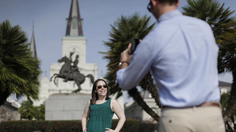 杰克逊广场前摆造型的女子