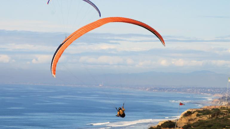 走在Torrey Pines Gliderport美丽的圣地亚哥蜿蜒海岸线尽收眼底