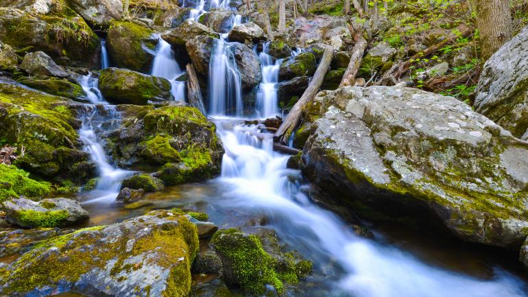 雪兰多国家公园内的暗谷瀑布