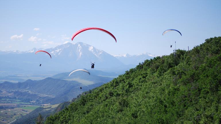 翱翔于格伦伍德温泉城上空 翱翔于格伦伍德温泉城上空