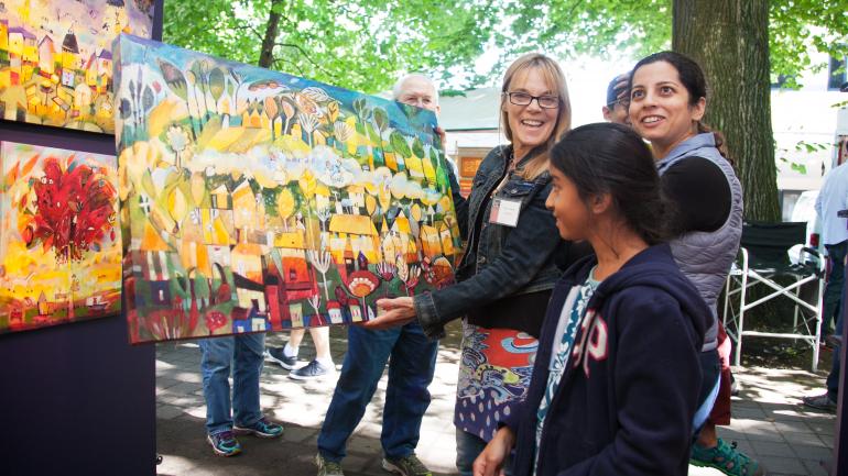 一位女子购买了当地艺术家的画作