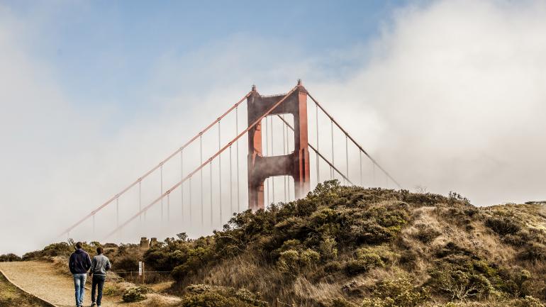 大雾天的金门大桥 大雾天的金门大桥