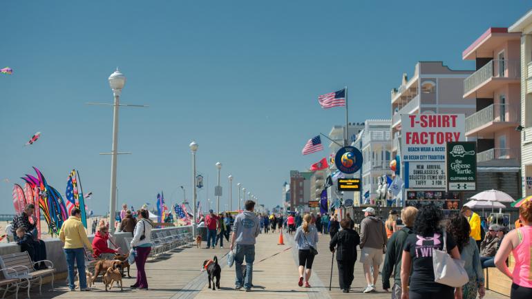 在马里兰的大洋路步行街散步