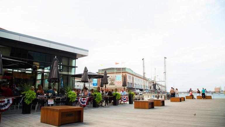 在波士顿海港用餐