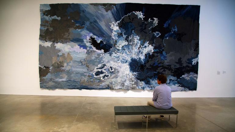 一名男子正在欣赏Jim Hodges的名画 一名男子正在欣赏Jim Hodges的名画