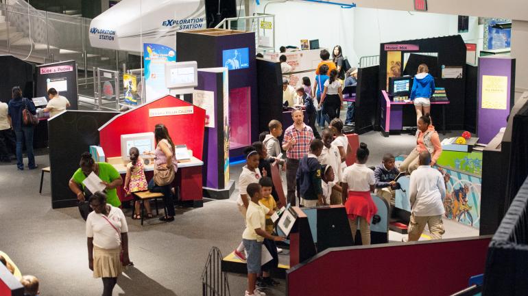 大人与小孩在纽约科学博物馆参观展览 大人与小孩在纽约科学博物馆参观展览