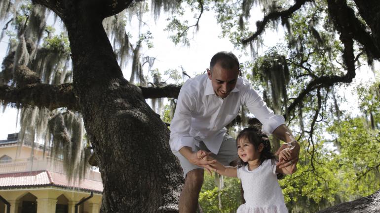在城市公园玩耍的父女