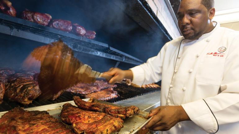 满月烤肉上的烤肋排