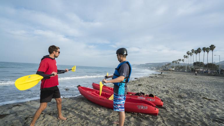 我在拉霍亚海滩跟随专业教练学习划艇的基本技巧