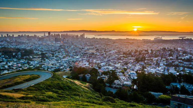 在双子峰上的旧金山日出