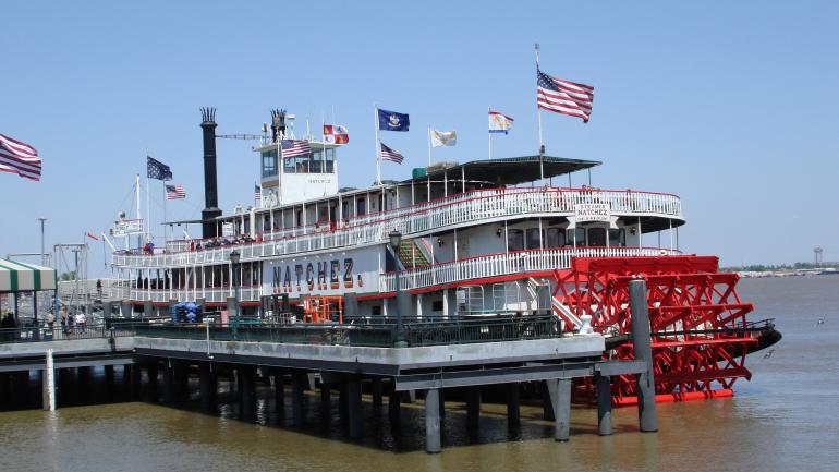 坐蒸汽船游览密西西比河