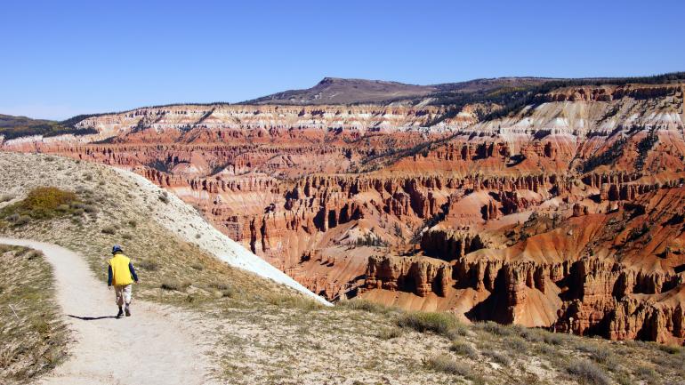 登山者行走在锡达布雷克斯国家保护区