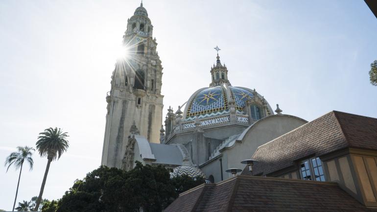 我走在有着众多美丽的历史建筑的巴博亚公园