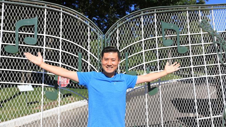 在雅苑门口照相