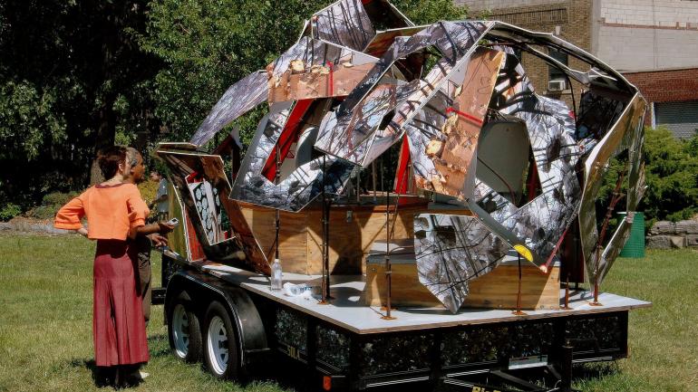 一对夫妇在苏格拉底雕塑公园观赏一座现代雕塑 一对夫妇在苏格拉底雕塑公园观赏一座现代雕塑