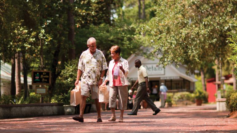 一对老夫妇在Hammock商店购物