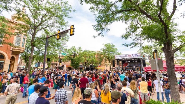 参加拉皮德城第七街的盛夏音乐节