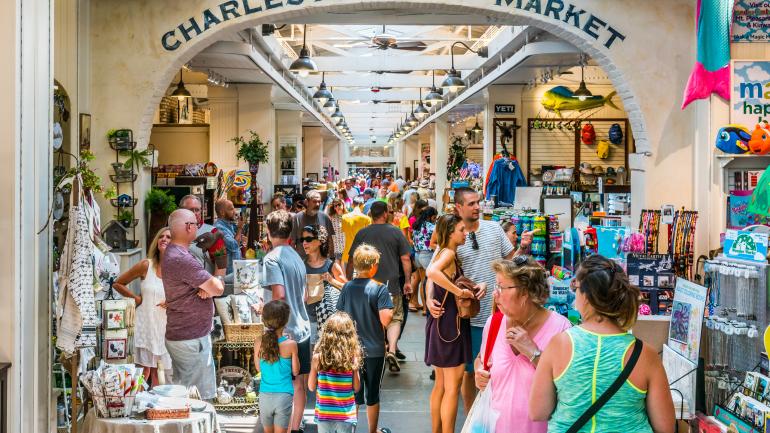 人们在查尔斯顿市场购买当地手工艺品